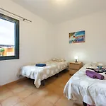 Tatil Evi Sunrise Surf House, Big Garden, Hot Tub, Parking, Super-fast Free Wi-fi Corralejo