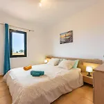 Sunrise Surf House, Big Garden, Hot Tub, Parking, Super-fast Free Wi-fi Corralejo