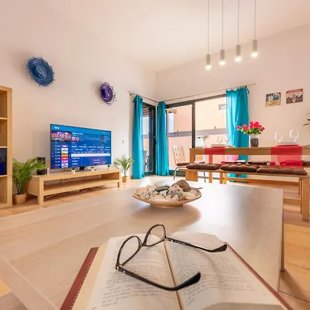 Sunrise Surf House, Big Garden, Hot Tub, Parking, Super-Fast Free Wi-Fi * Corralejo