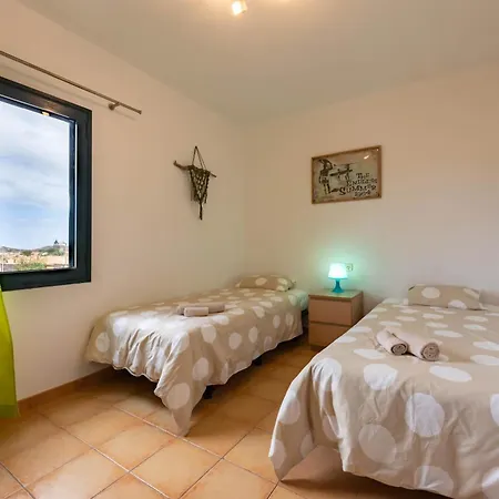 Sunrise Surf House, Big Garden, Hot Tub, Parking, Super-Fast Free Wi-Fi *
