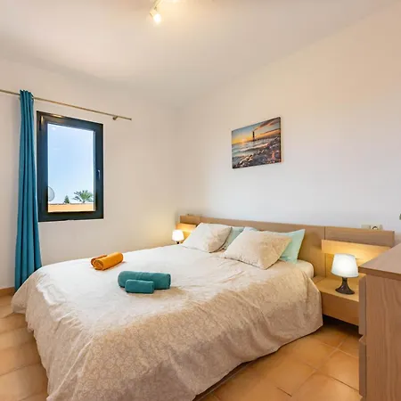 Sunrise Surf House, Big Garden, Hot Tub, Parking, Super-Fast Free Wi-Fi Corralejo