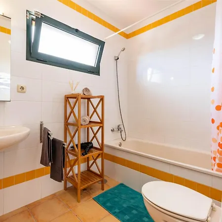 Holiday home Sunrise Surf House, Big Garden, Hot Tub, Parking, Super-Fast Free Wi-Fi *