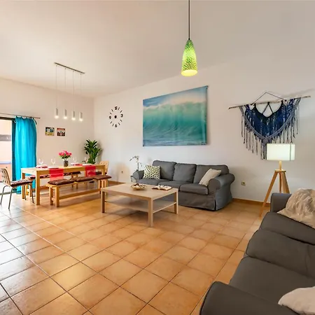 Sunrise Surf House, Big Garden, Hot Tub, Parking, Super-Fast Free Wi-Fi Holiday home