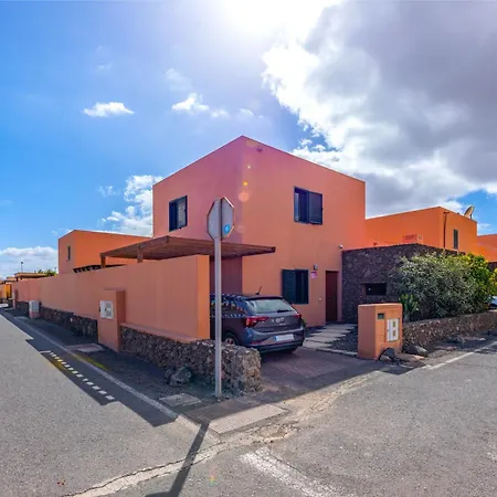 Sunrise Surf House, Big Garden, Hot Tub, Parking, Super-Fast Free Wi-Fi