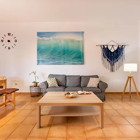Sunrise Surf House, Big Garden, Hot Tub, Parking, Super-Fast Free Wi-Fi * Corralejo