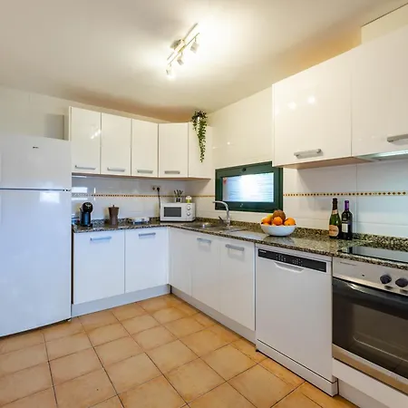 Sunrise Surf House, Big Garden, Hot Tub, Parking, Super-Fast Free Wi-Fi Holiday home Corralejo