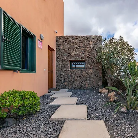 Sunrise Surf House, Big Garden, Hot Tub, Parking, Super-Fast Free Wi-Fi * Corralejo
