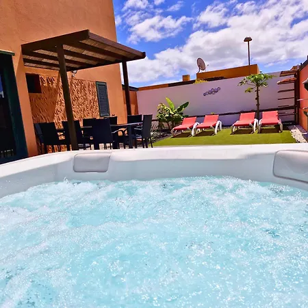 Sunrise Surf House, Big Garden, Hot Tub, Parking, Super-Fast Free Wi-Fi Corralejo
