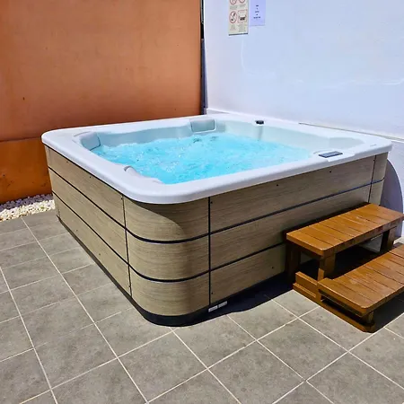 Sunrise Surf House, Big Garden, Hot Tub, Parking, Super-Fast Free Wi-Fi * Corralejo