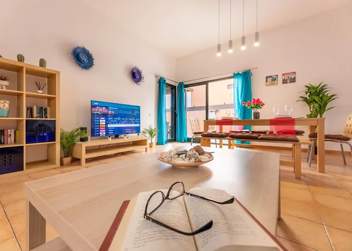 Sunrise Surf House, Big Garden, Hot Tub, Parking, Super-fast Free Wi-fi * Corralejo