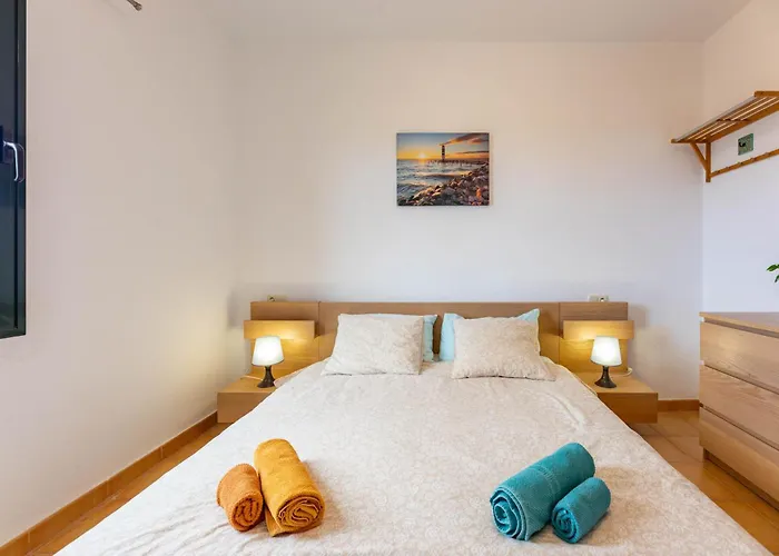 Sunrise Surf House, Big Garden, Hot Tub, Parking, Super-fast Free Wi-fi Semesterbostad *