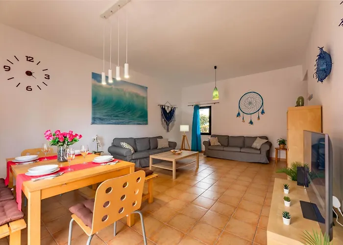 Sunrise Surf House, Big Garden, Hot Tub, Parking, Super-fast Free Wi-fi * Corralejo