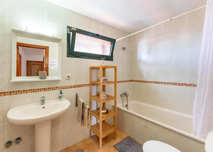 Sunrise Surf House, Big Garden, Hot Tub, Parking, Super-fast Free Wi-fi Semesterbostad *