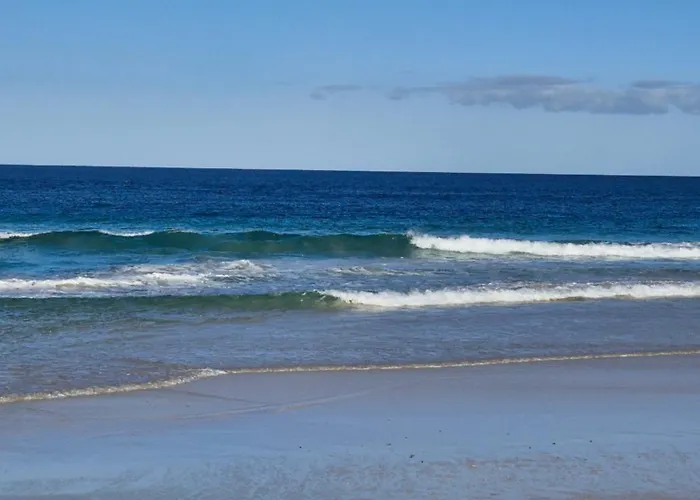 Semesterbostad Sunrise Surf House, Big Garden, Hot Tub, Parking, Super-fast Free Wi-fi