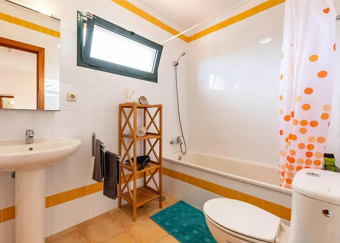 Vakantiehuis Sunrise Surf House, Big Garden, Hot Tub, Parking, Super-fast Free Wi-fi *