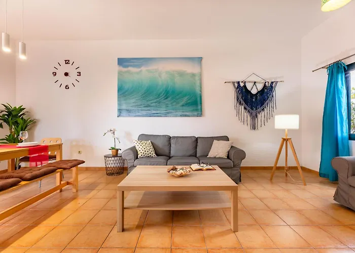 Sunrise Surf House, Big Garden, Hot Tub, Parking, Super-fast Free Wi-fi * Corralejo