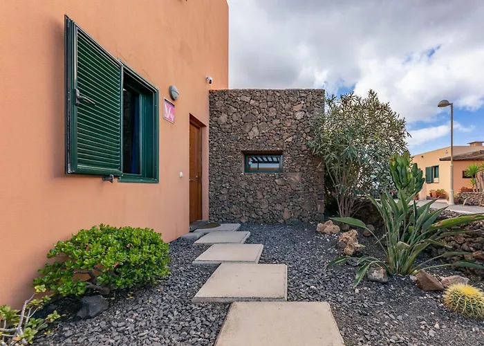 Sunrise Surf House, Big Garden, Hot Tub, Parking, Super-fast Free Wi-fi * Corralejo