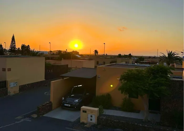 Semesterbostad Sunrise Surf House, Big Garden, Hot Tub, Parking, Super-fast Free Wi-fi *