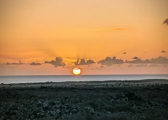 Sunrise Surf House, Big Garden, Hot Tub, Parking, Super-fast Free Wi-fi Semesterbostad