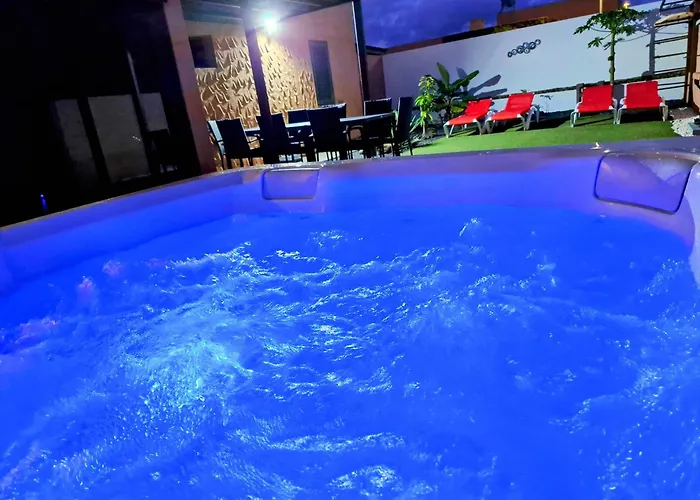 Sunrise Surf House, Big Garden, Hot Tub, Parking, Super-fast Free Wi-fi Vakantiehuis *