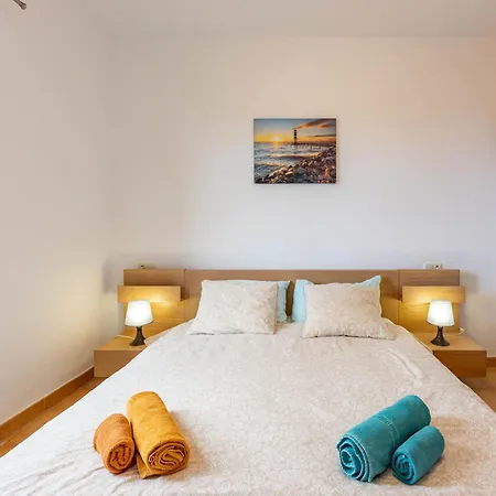 Sunrise Surf House, Big Garden, Hot Tub, Parking, Super-Fast Free Wi-Fi Holiday home *