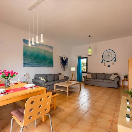 Sunrise Surf House, Big Garden, Hot Tub, Parking, Super-Fast Free Wi-Fi * Corralejo
