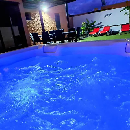 Sunrise Surf House, Big Garden, Hot Tub, Parking, Super-Fast Free Wi-Fi Holiday home *