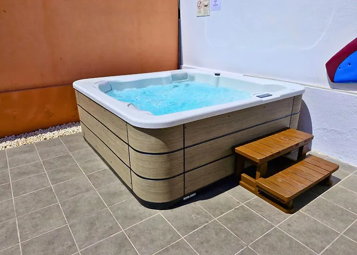 Sunrise Surf House, Big Garden, Hot Tub, Parking, Super-fast Free Wi-fi * Corralejo