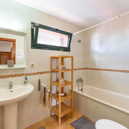 Sunrise Surf House, Big Garden, Hot Tub, Parking, Super-fast Free Wi-fi 度假居 *