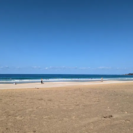 Sunrise Surf House, Big Garden, Hot Tub, Parking, Super-fast Free Wi-fi 科拉雷侯